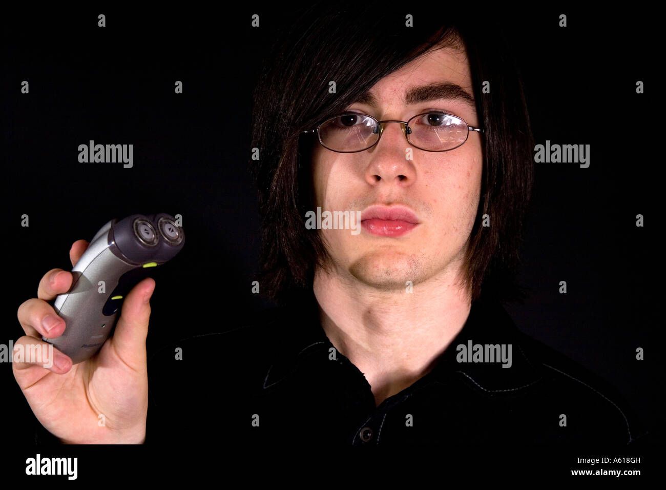 Pulire rasato giovane ragazzo di 16 anni con un rasoio elettrico e occhiali  di protezione Foto stock - Alamy