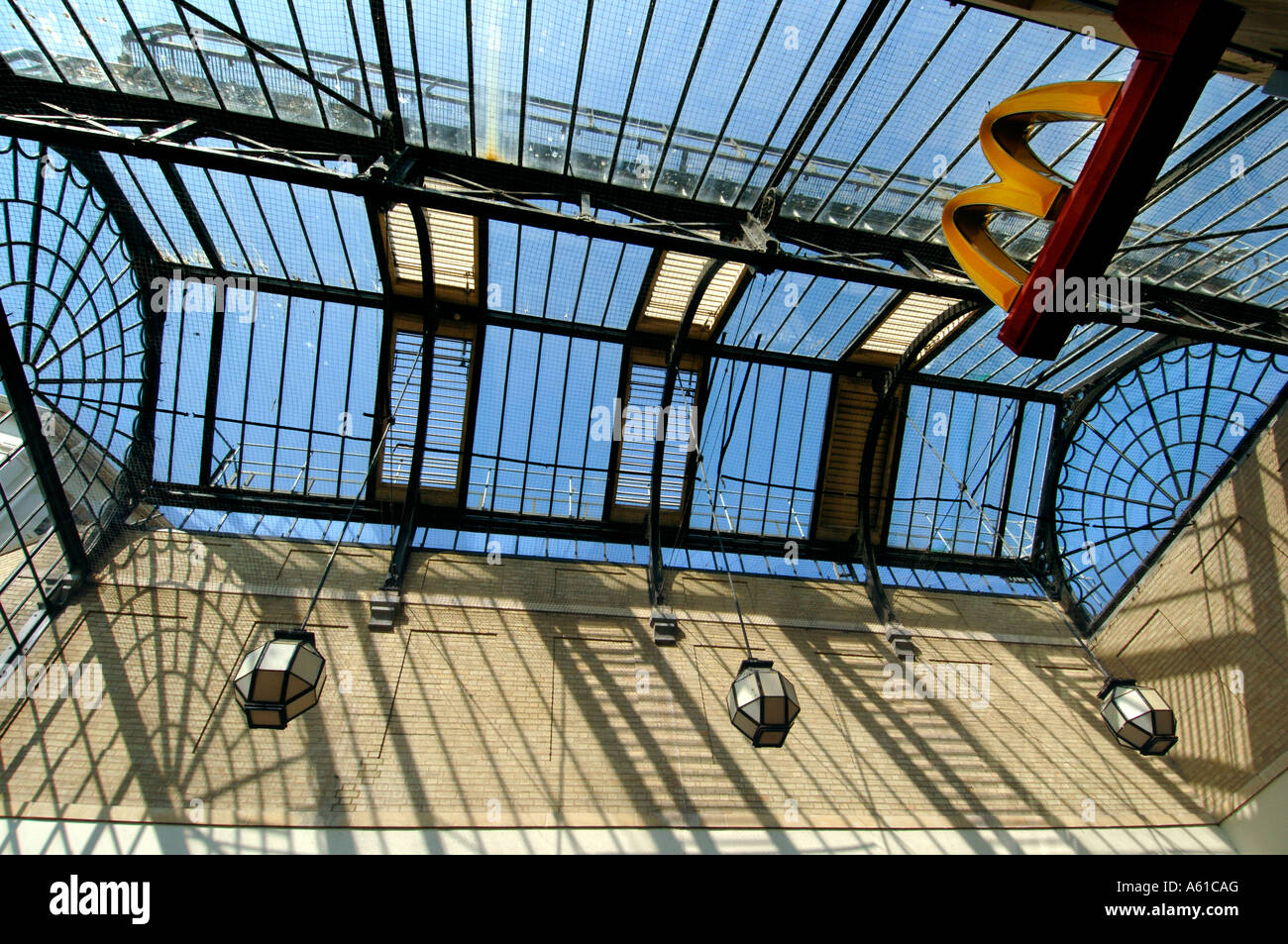 Macdonalds firmare in un contemporaneo con tetto di vetro shopping centre in worthing sussex, Regno Unito Foto Stock