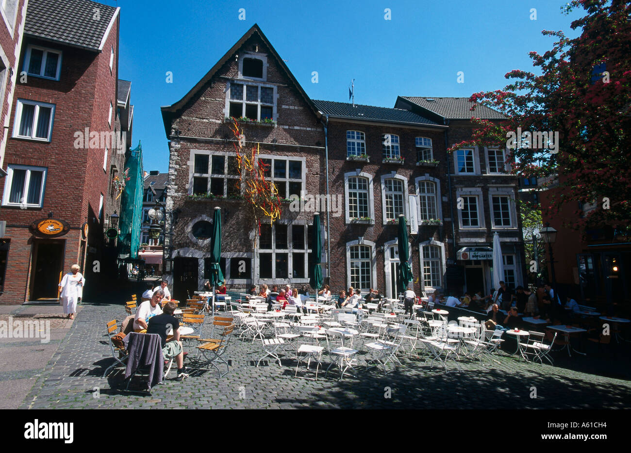 I turisti a outdoor cafe, Aachen, Germania Foto Stock