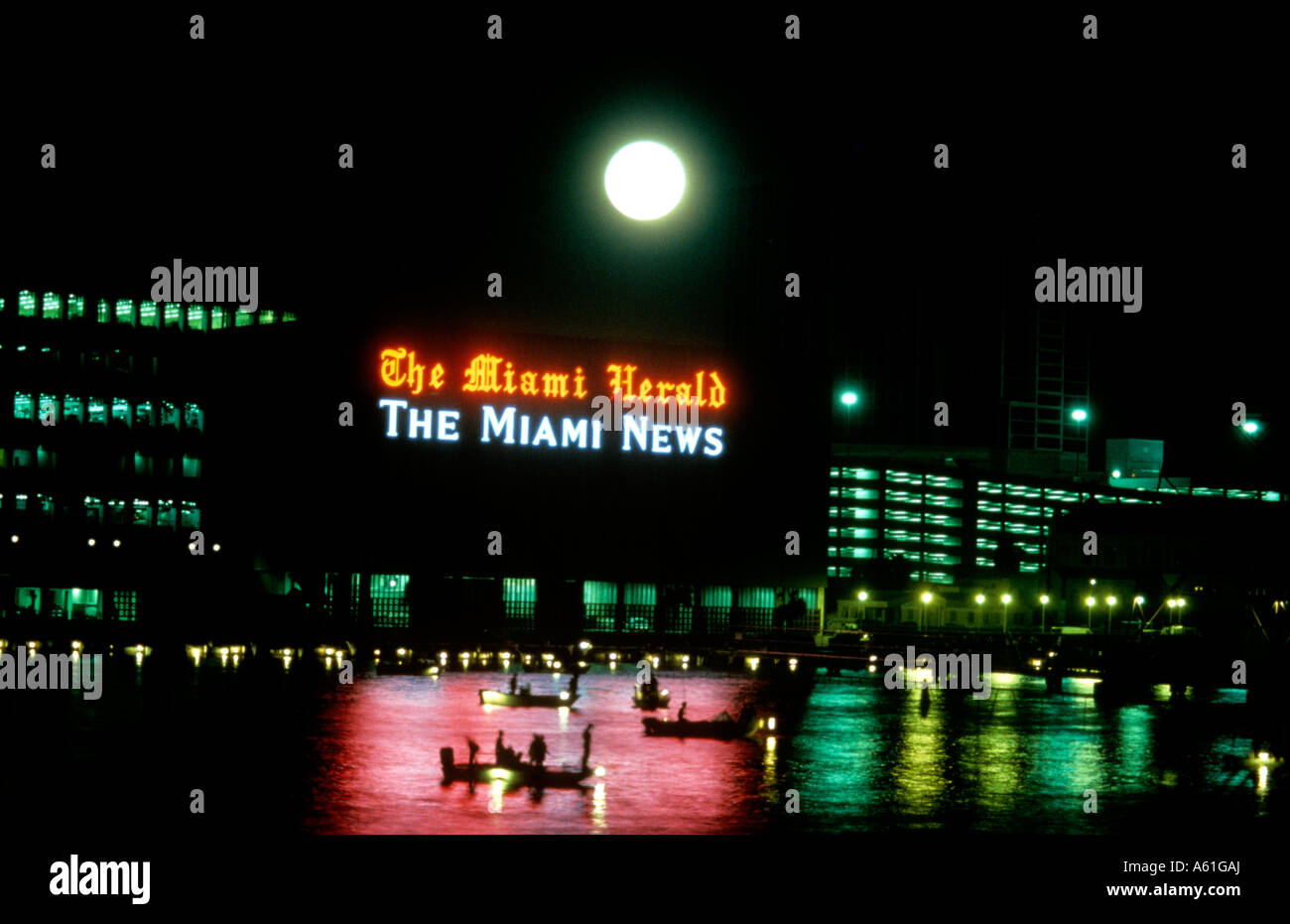 Miami Florida skyline di Miami con Herald edificio e gamberetti assomiglia a Venezia i colori notturni di luci fluorescenti USA Foto Stock