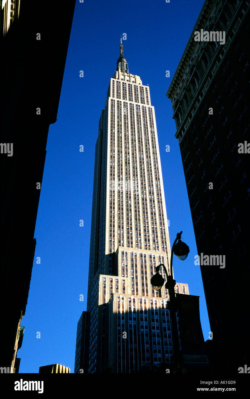 Il profondo blu del cielo estivo oltre l'Empire State Building, New York, Stati Uniti. Foto Stock