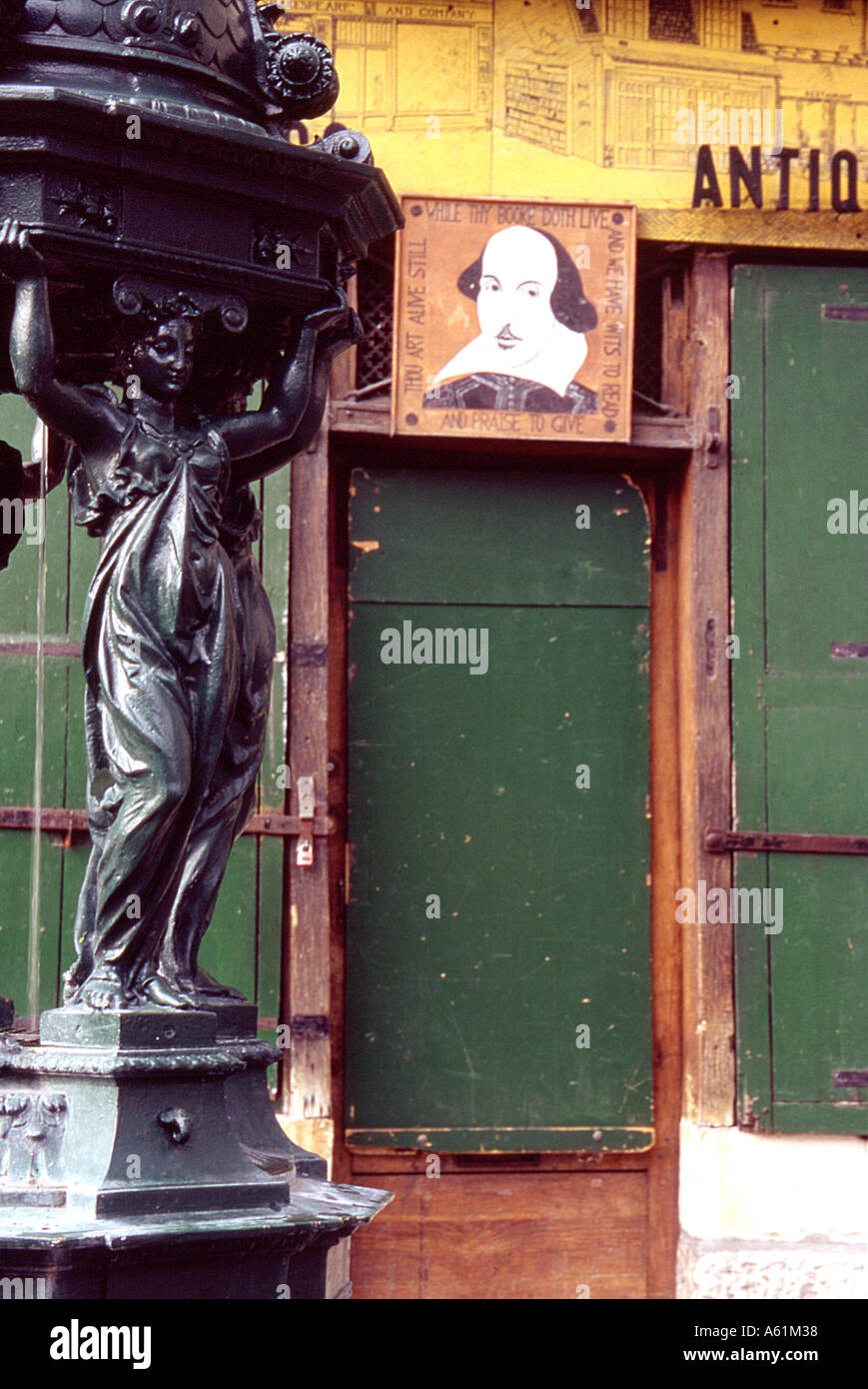 La famosa Wallace Fountain infront di Shakespeare e la società English Bookshop Foto Stock