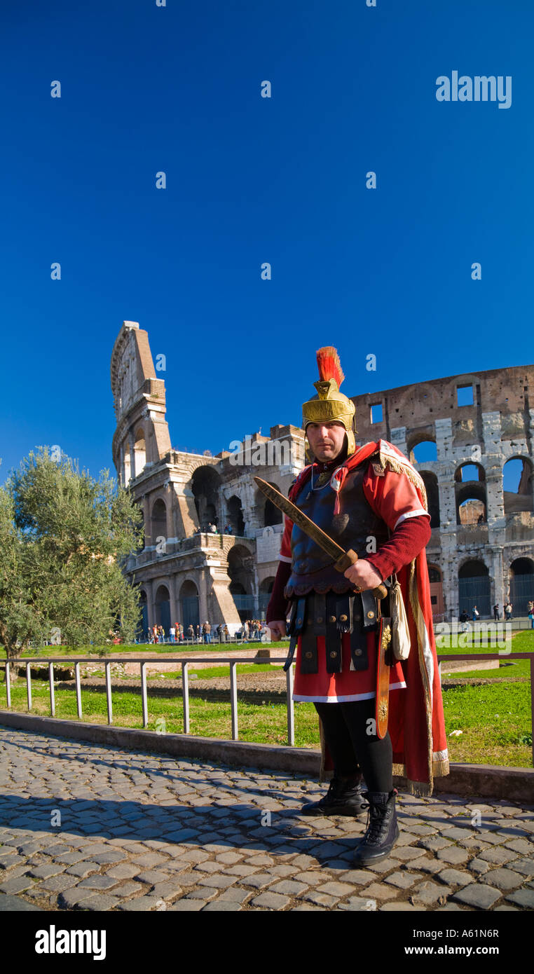 Soldato Romano che posano per i turisti al di fuori del Colosseo Roma Italia Foto Stock