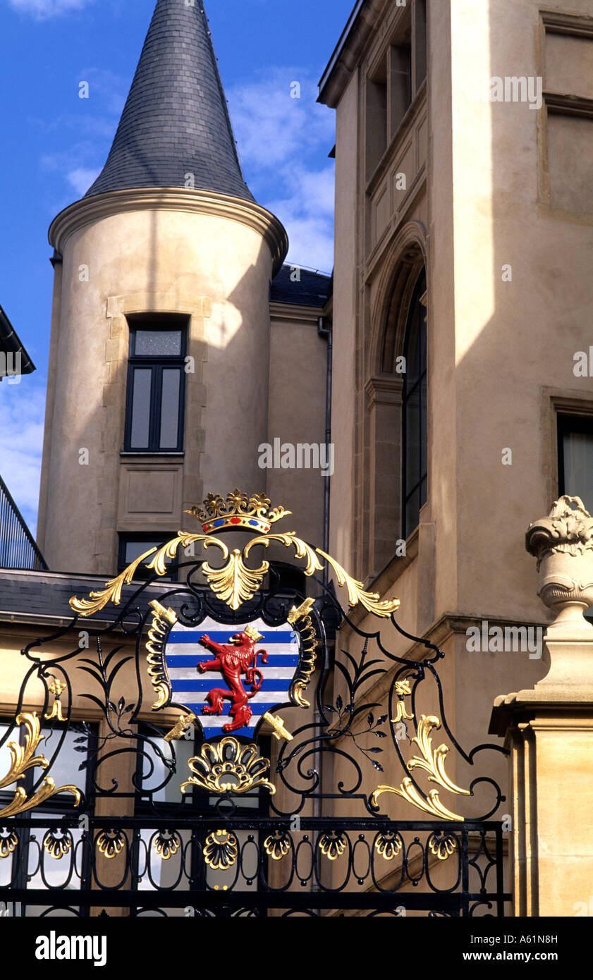 Dukes Palace gate con la famiglia reale scudo paese storico di Lussemburgo Foto Stock