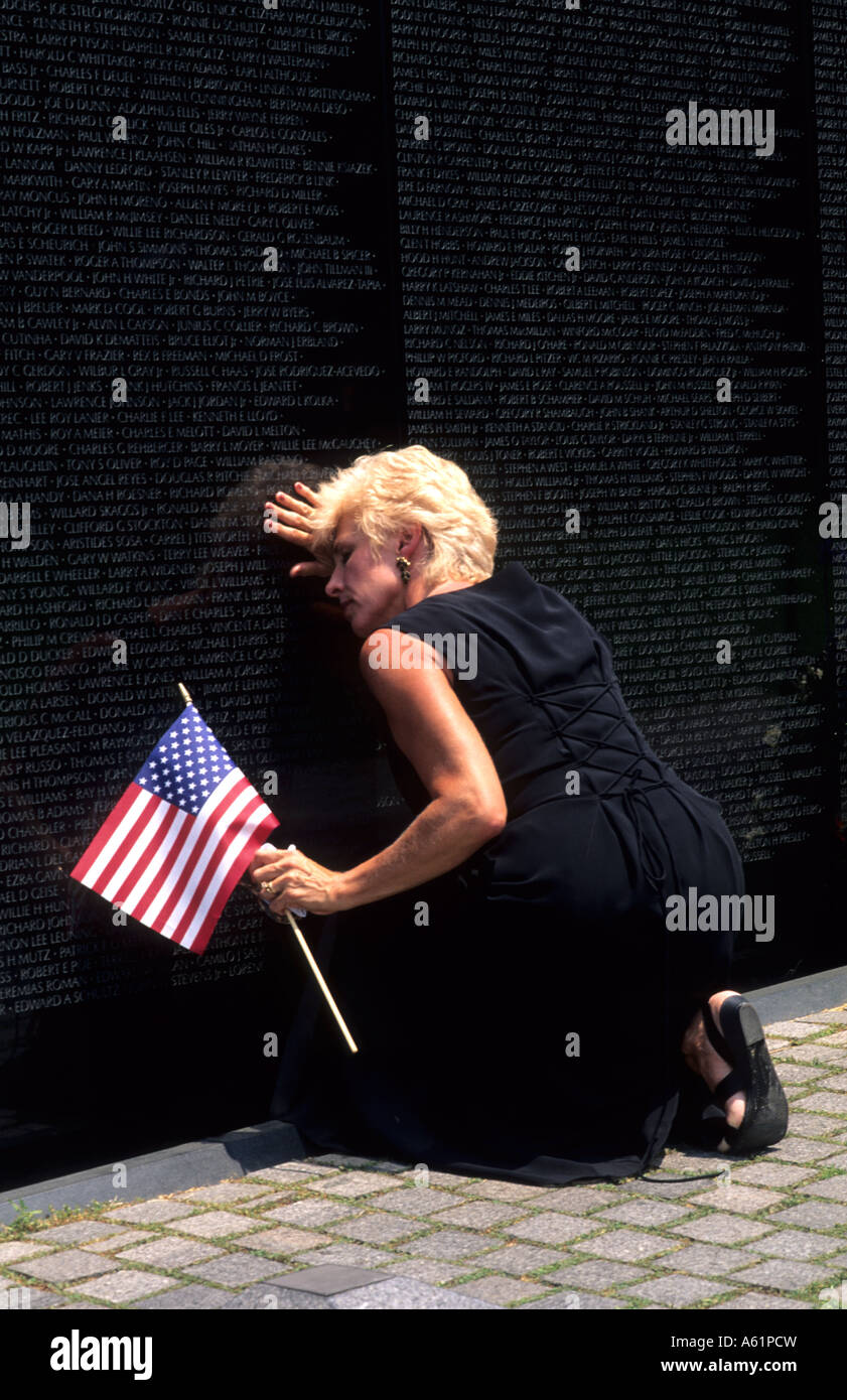 Vedova in lutto per la perdita dopo aver trovato il nome del suo marito al Vietnam Memorial Wall a Washington DC dall'orribile wa Foto Stock