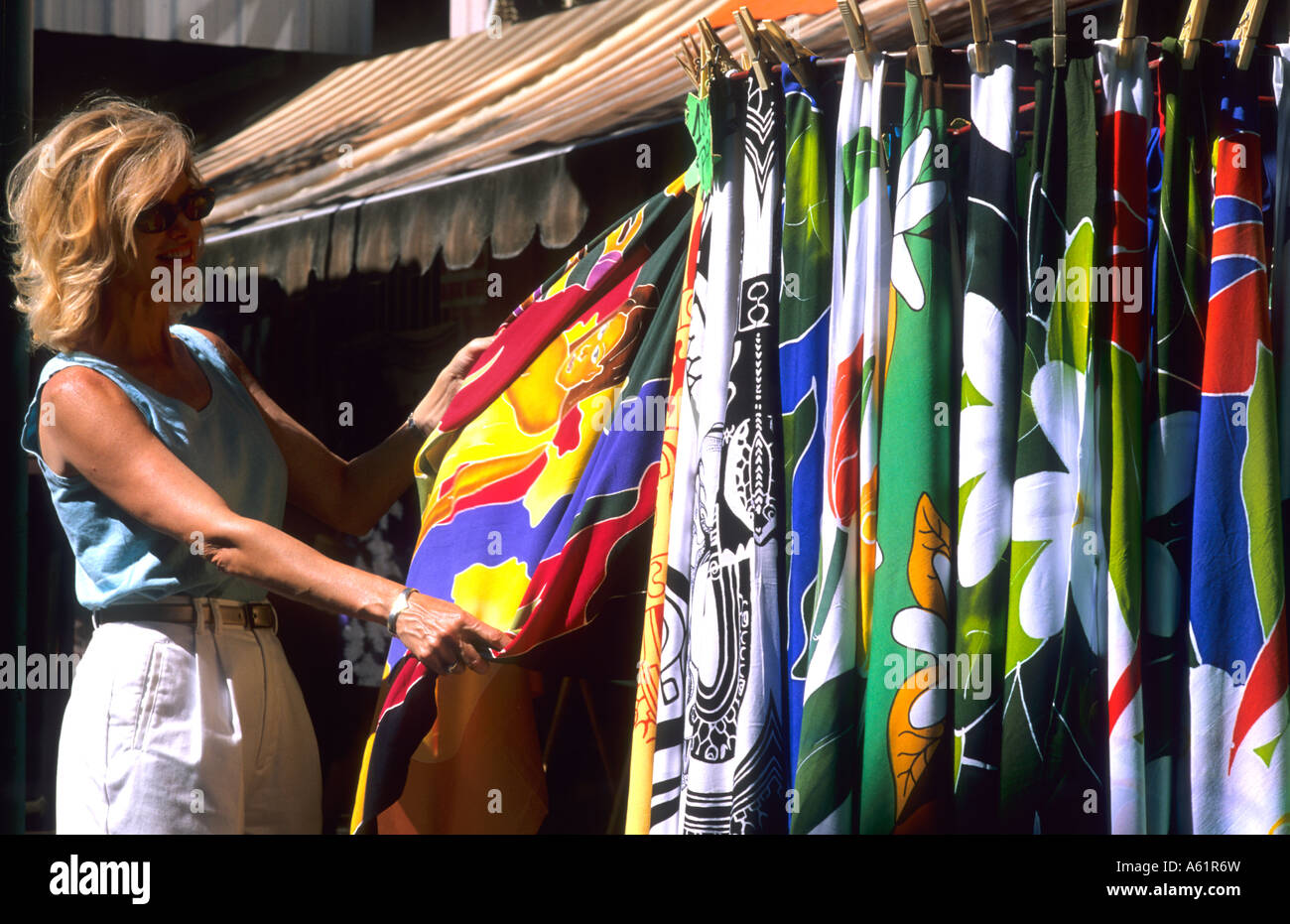 Donna turistiche shopping per tessuto colorato abito in Tahiti capitale di Plage de Surf Papeete in Polinesia francese Foto Stock