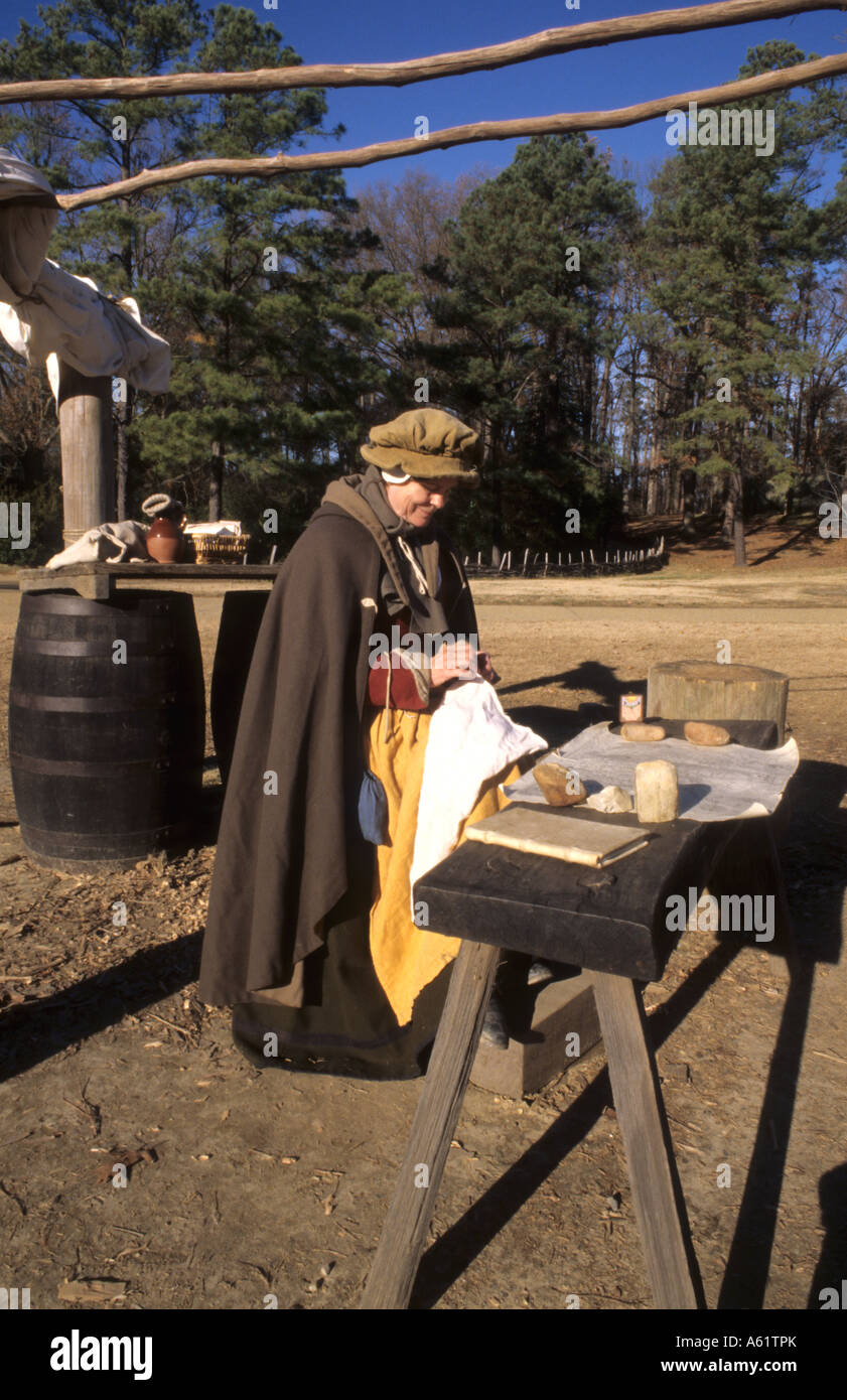 Storica coloniale in America Jamestown Virginia femmina con attori in costume che agiscono fuori la storia Foto Stock