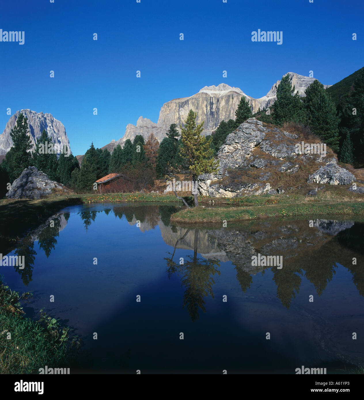 La riflessione delle montagne nel lago, Gruppo Sella e Sassolungo, Pordoijoch, Dolomiti, Alto Adige, Italia Foto Stock