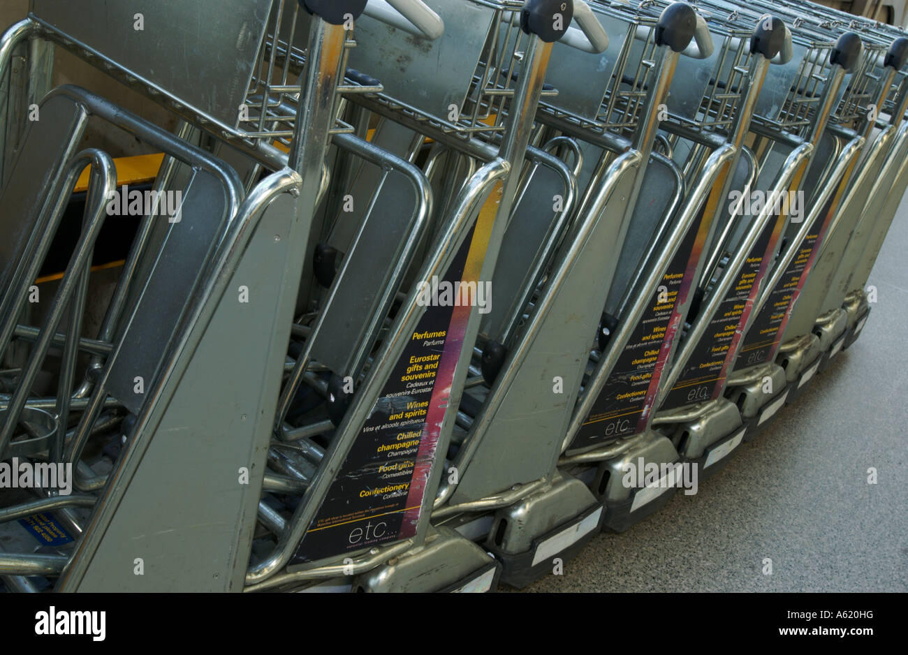 Carrelli per bagagli presso la stazione di Waterloo, Londra Foto Stock