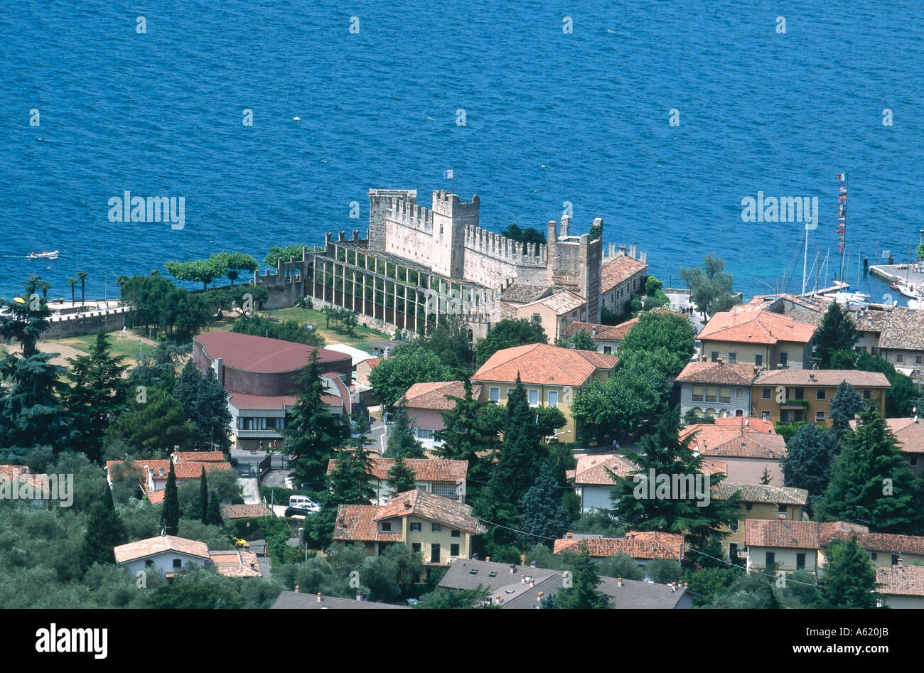 Elevato angolo di visione della città a costa, a Torri del Benaco sul Lago di Garda, Italia Foto Stock