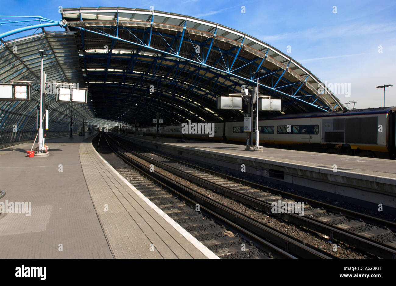 Approccio alla piattaforma 23 presso la stazione di Waterloo, Londra con treno Eurostar in background Foto Stock