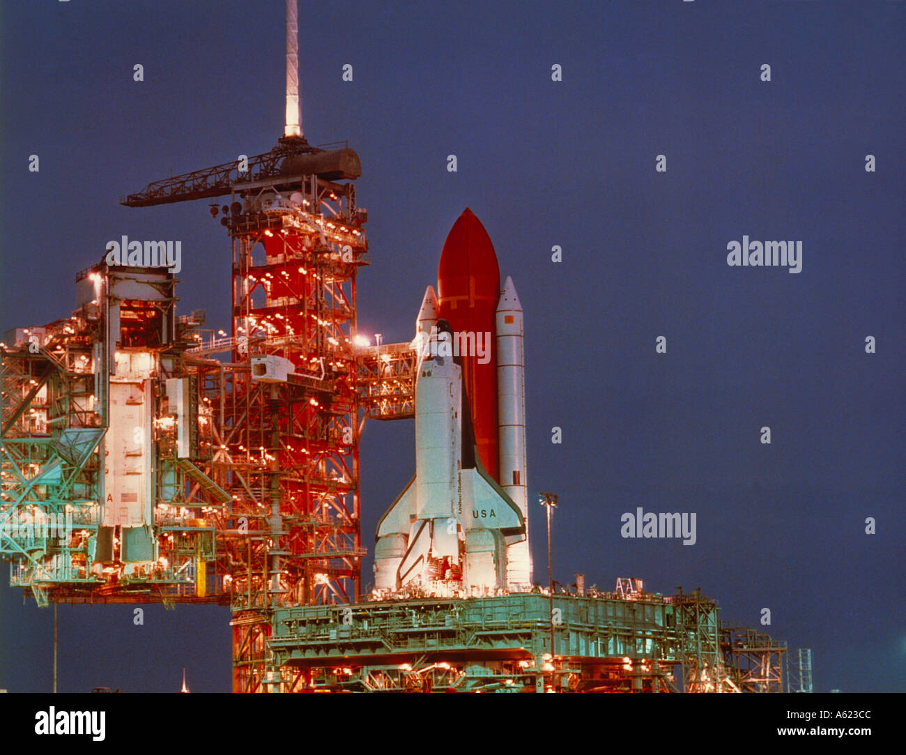 La Nasa lo spazio di decollo Columbia space shuttle sulla rampa di lancio di notte Foto Stock