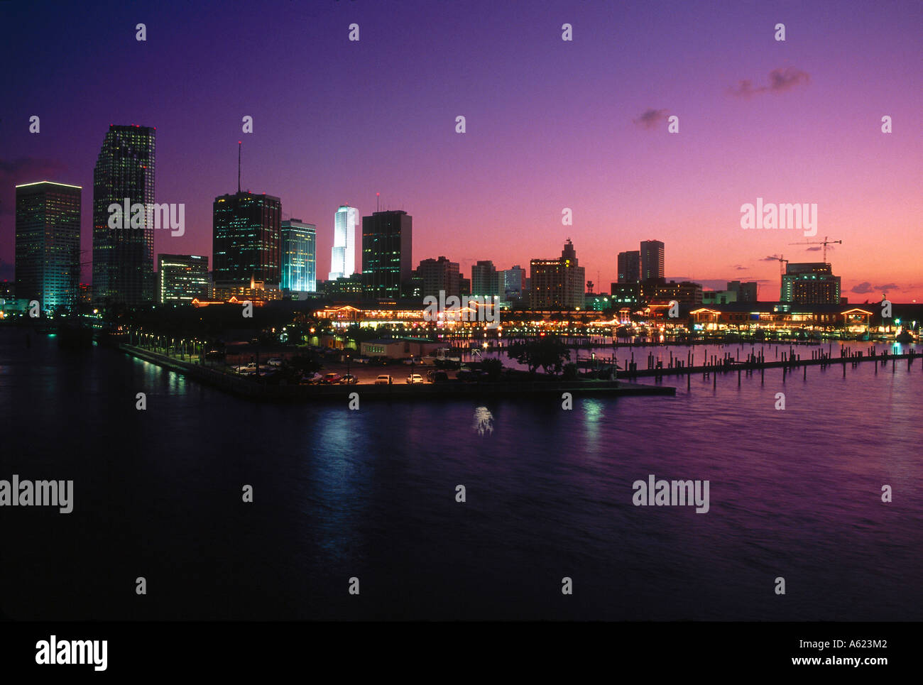 Lo skyline della citta' al tramonto, Miami, Florida, Stati Uniti d'America Foto Stock