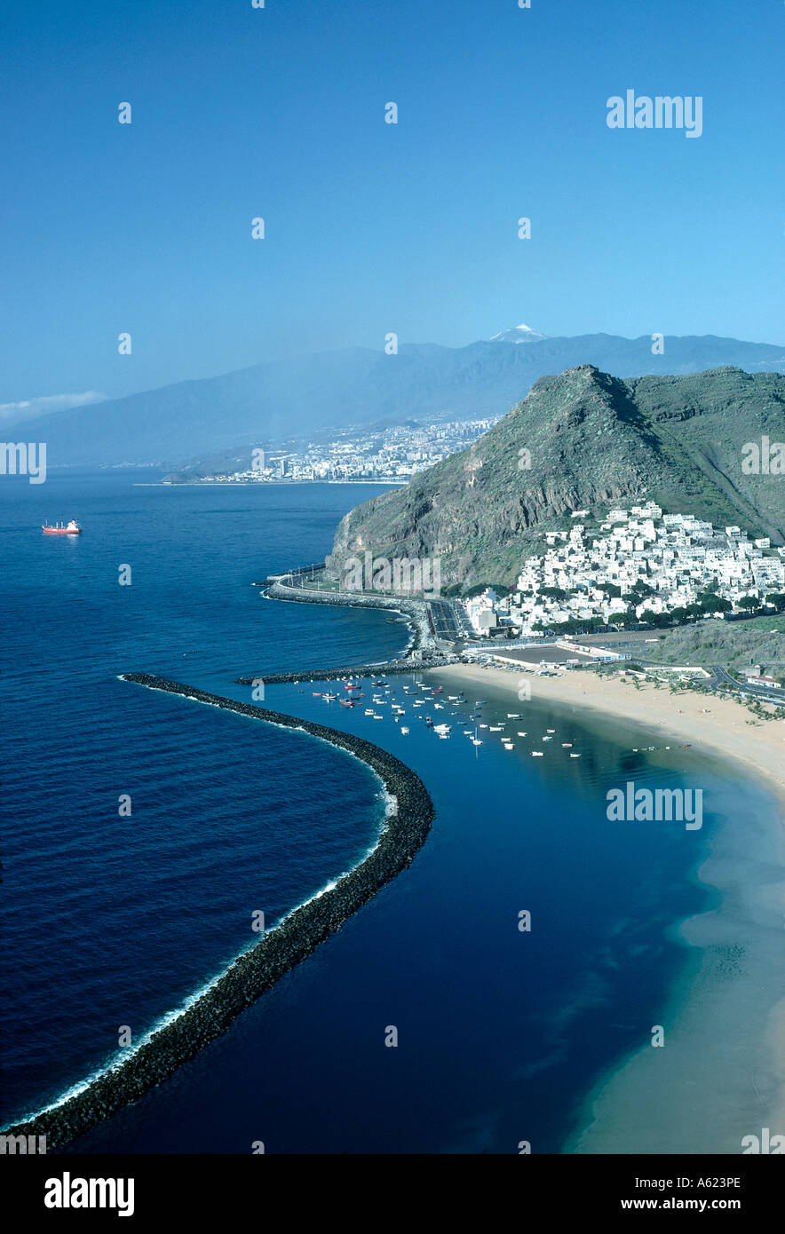 Elevato angolo di visione della città a costa, Santa Cruz De Tenerife, Isole Canarie, Spagna Foto Stock