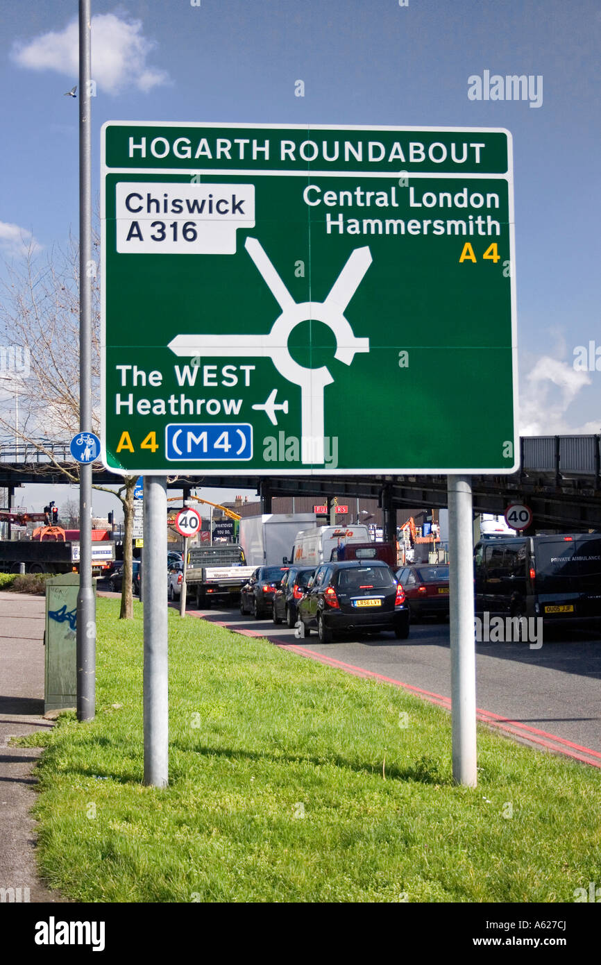 Segno di direzione sulla Hogarth Roundabout A4 Great West Road con cavalcavia Hogarth struttura temporanea nella parte posteriore e di gualchiere birreria a distanza, Chiswick Foto Stock