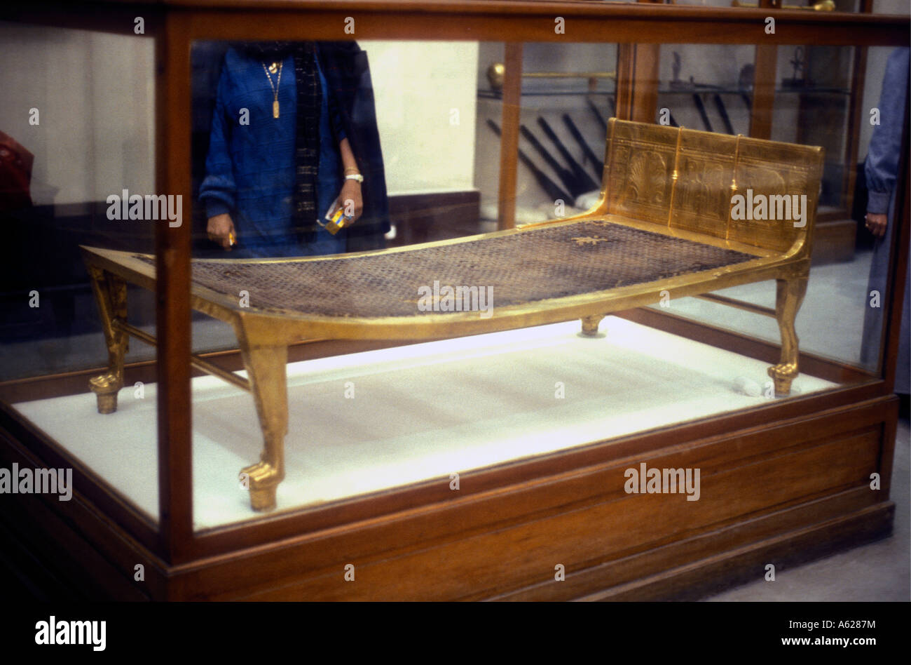 Letto dorato dalla tomba di Tutankhamon Egiziano museo delle antichità del Cairo in Egitto Foto Stock