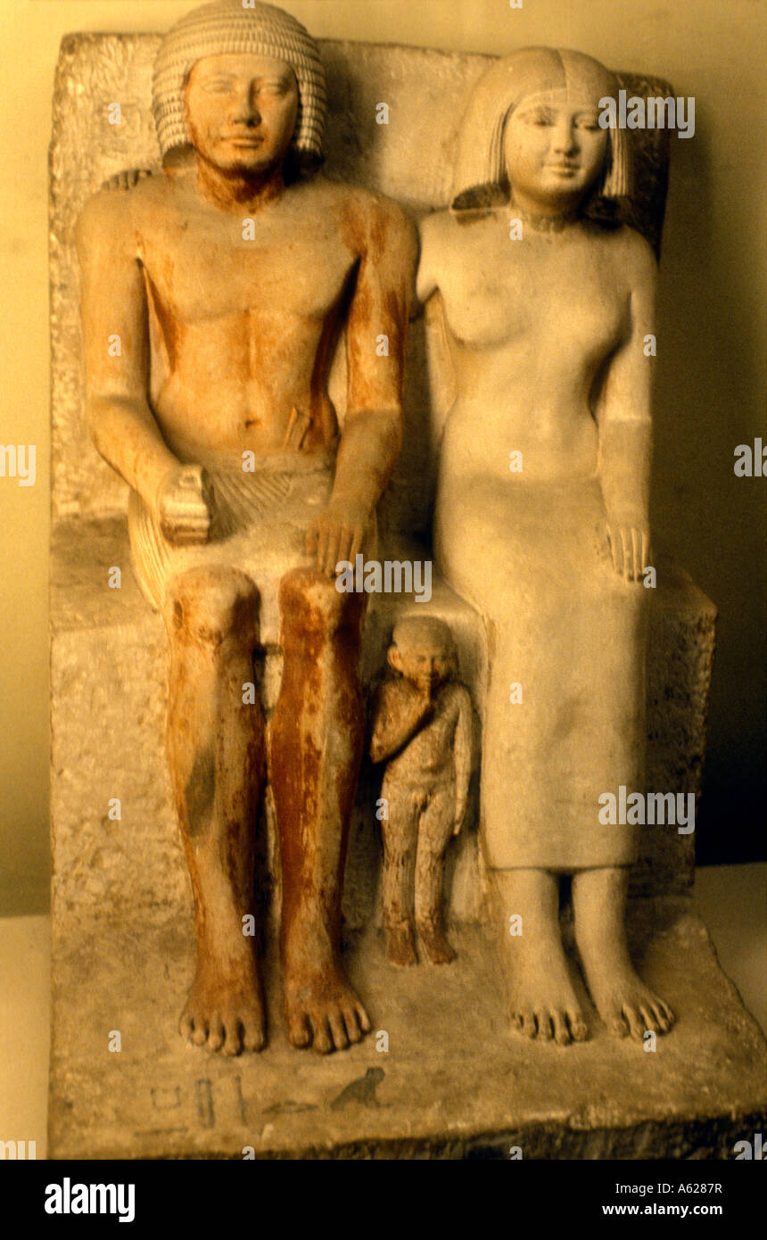 Scultura in pietra di sconosciuto uomo donna e bambino di Vecchio Regno 2700 a 2200 BC Egiziano museo delle antichità del Cairo in Egitto Foto Stock