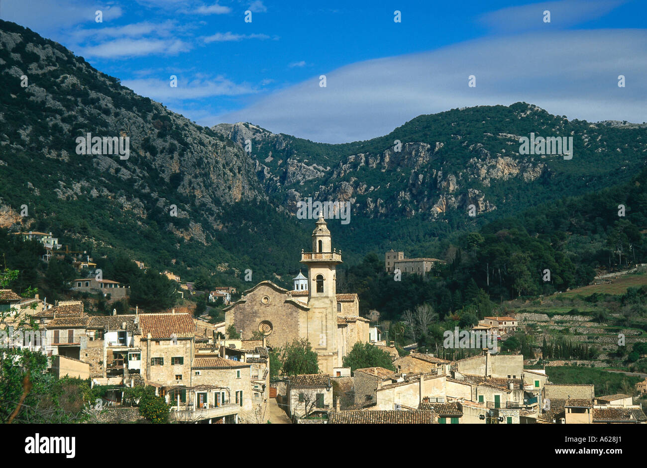 Città in una valle Foto Stock