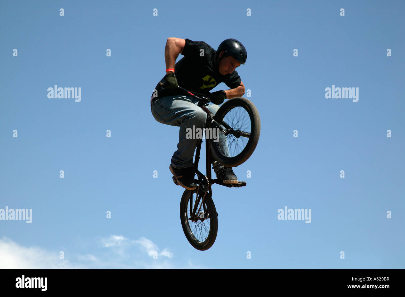 Bikers acrobatici facendo salti ad alta Foto Stock