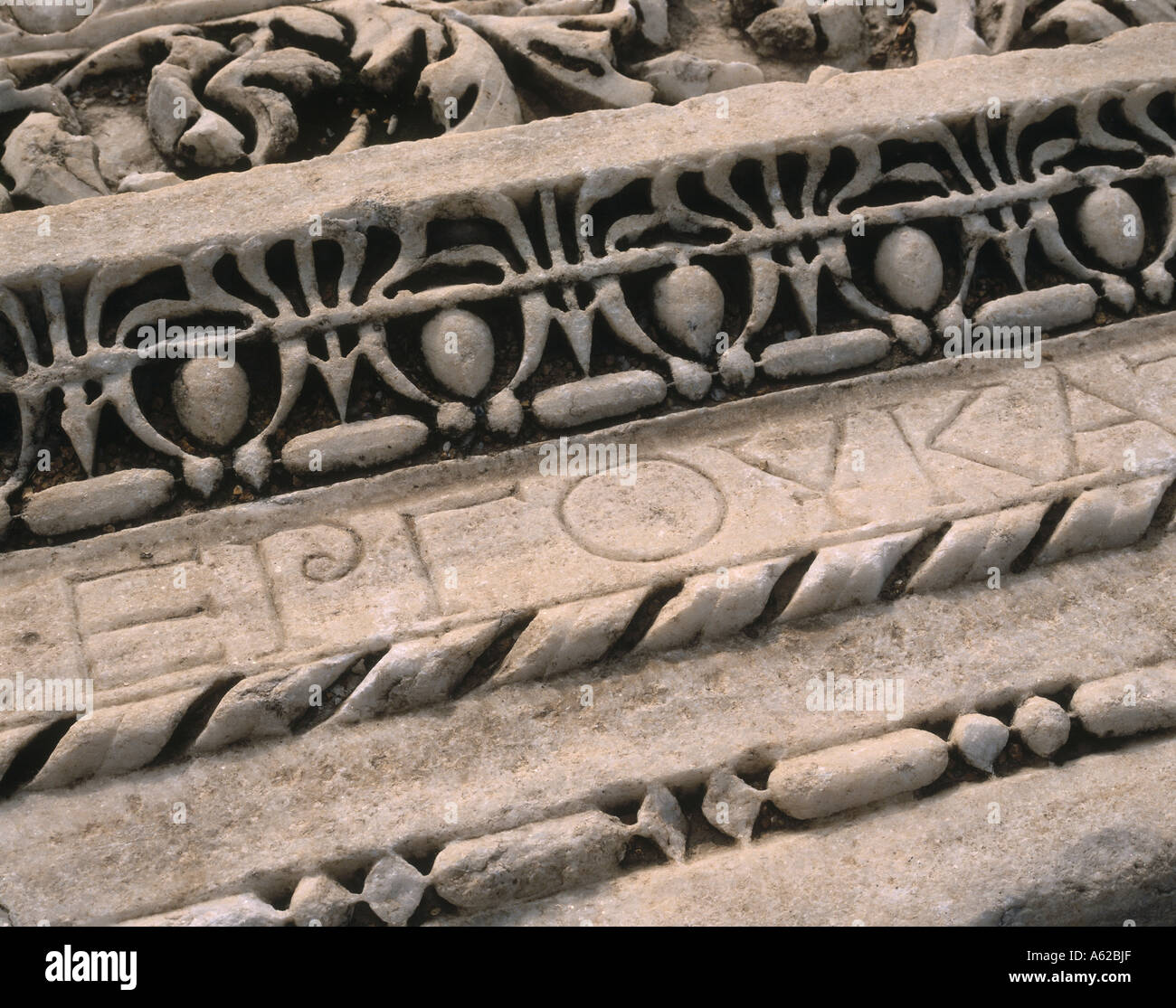 Lettere Greche scolpite sulla parete del teatro, Turchia Foto Stock