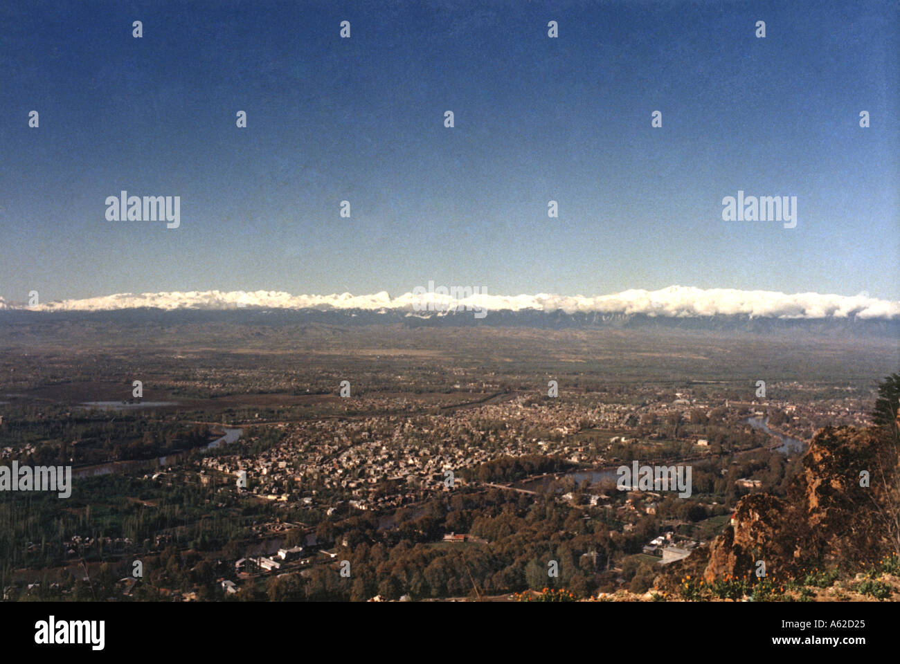 Ariel vista di Srinagar città da Shankaracharya in background è la gamma Pirpanchal dell'Himalaya Foto Stock