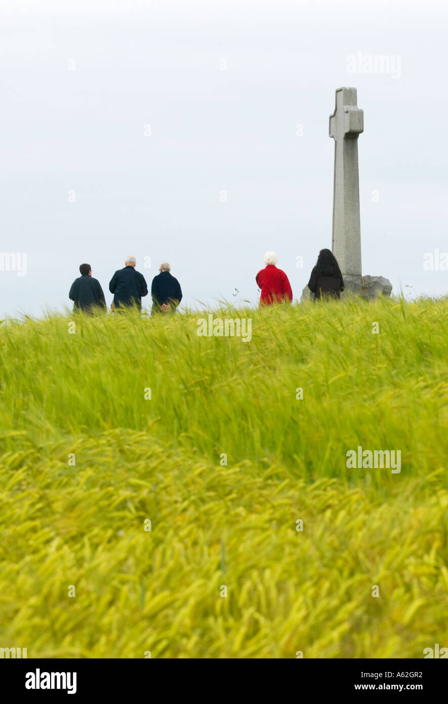 I turisti che visitano la battaglia di Flodden Memorial in Northumberland con un patrimonio Inglese Tour guida Foto Stock