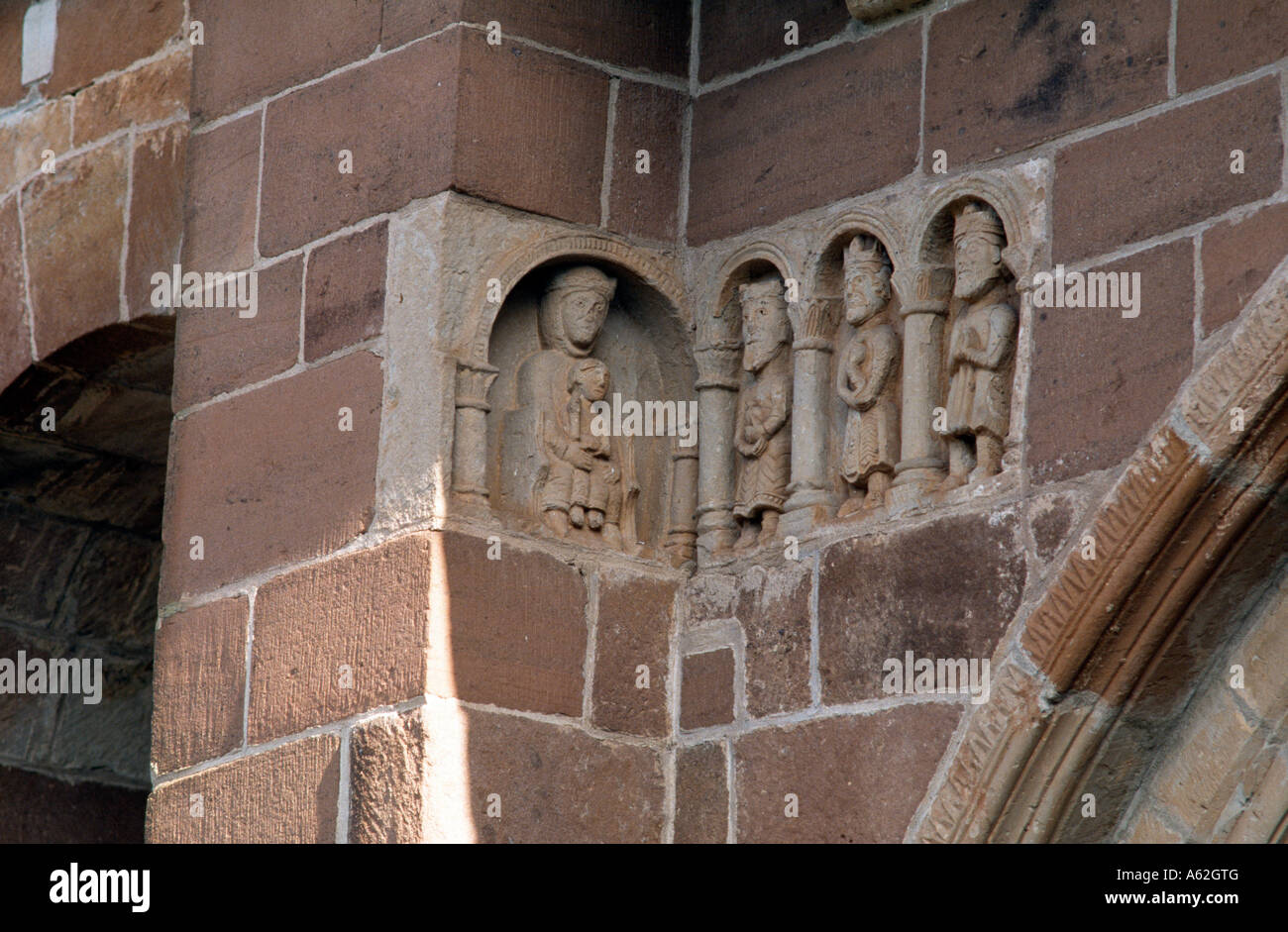 Espalion, Eglise de Perse Figuren am Südportal Foto Stock
