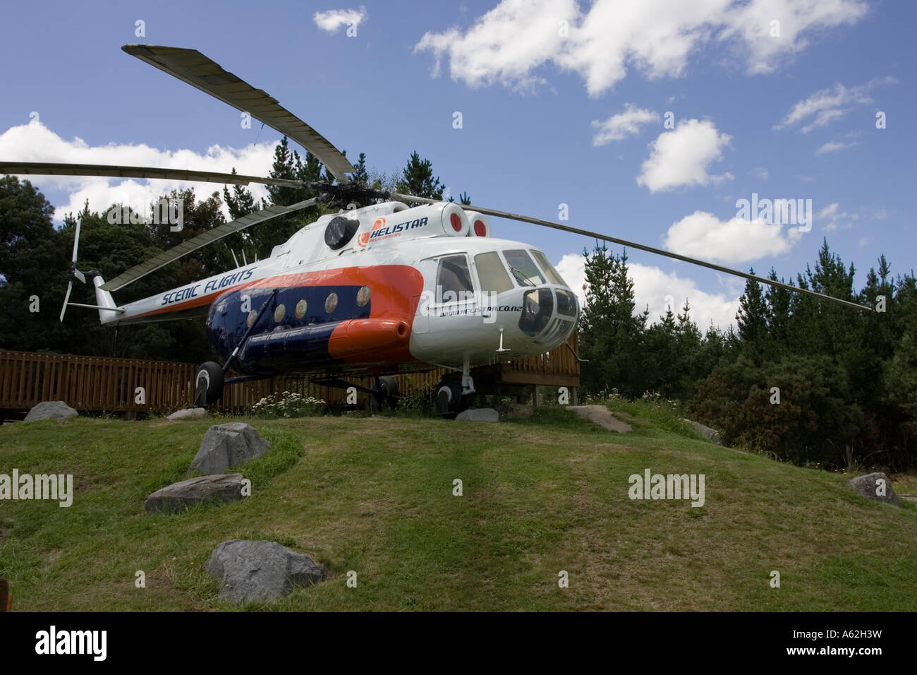 Vecchio elicottero russo mozzo esterno Cafe Centro di Volo Rotorua Isola del nord della Nuova Zelanda Foto Stock