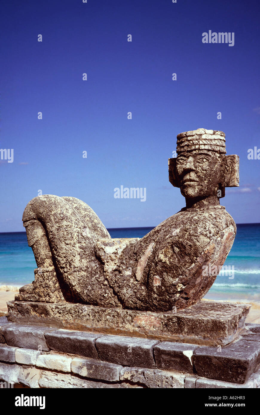 Chacón Mool statua sulla spiaggia, Cancun Quintana Roo, Messico Foto Stock