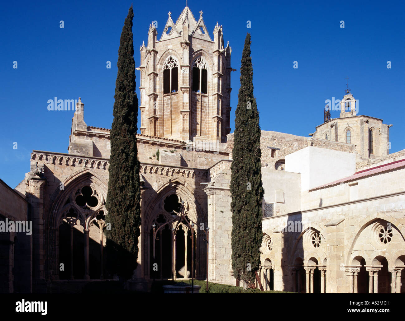 Vallbona, Kloster, Kreuzgang und Vierungsturm Foto Stock