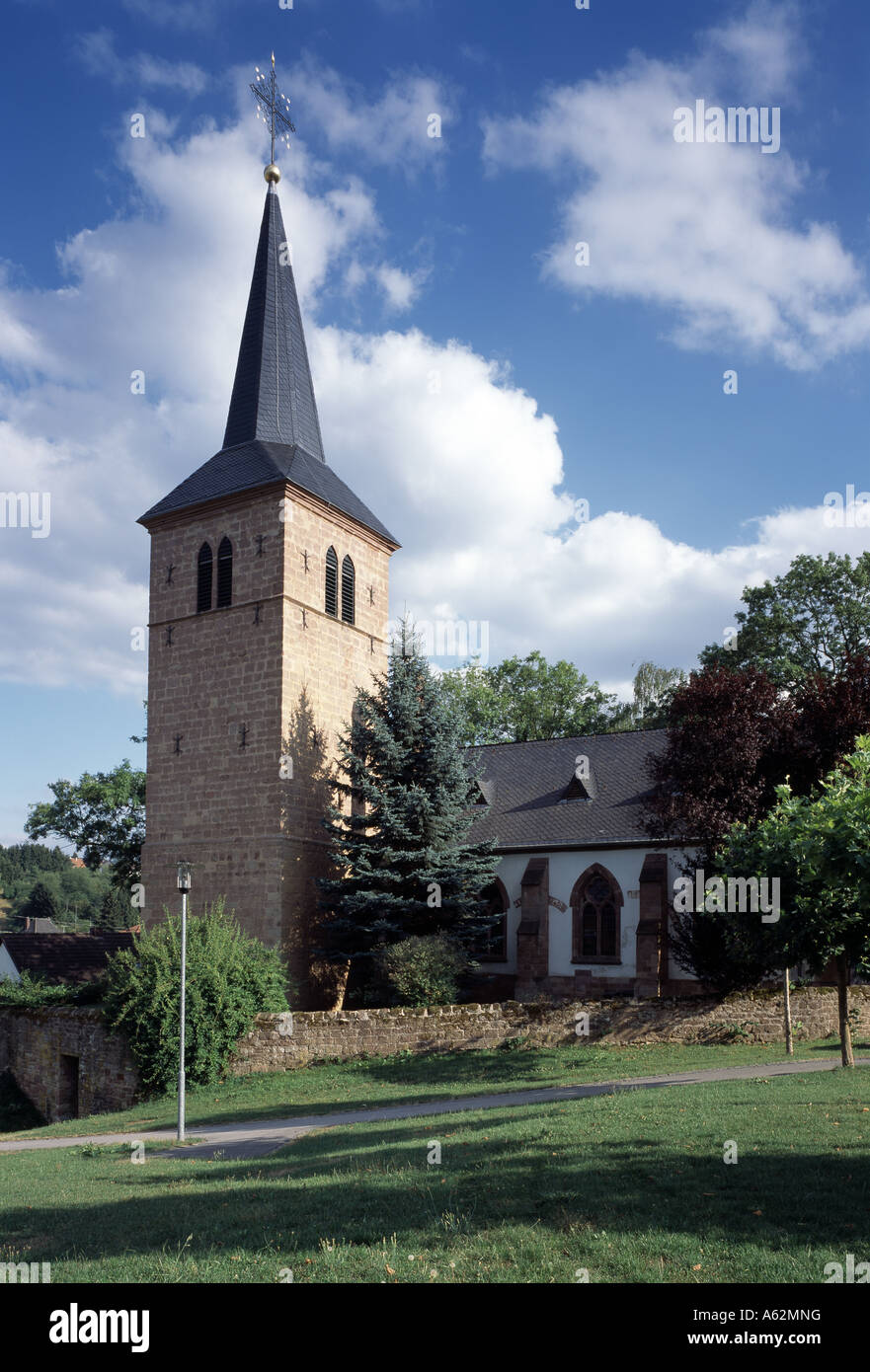 Püttlingen, Ortsteil Kölln, San Martino, Evangelische Chiesa Martinskirche, Blick von Norden aus dem Pfarrer-Rug-Park Foto Stock