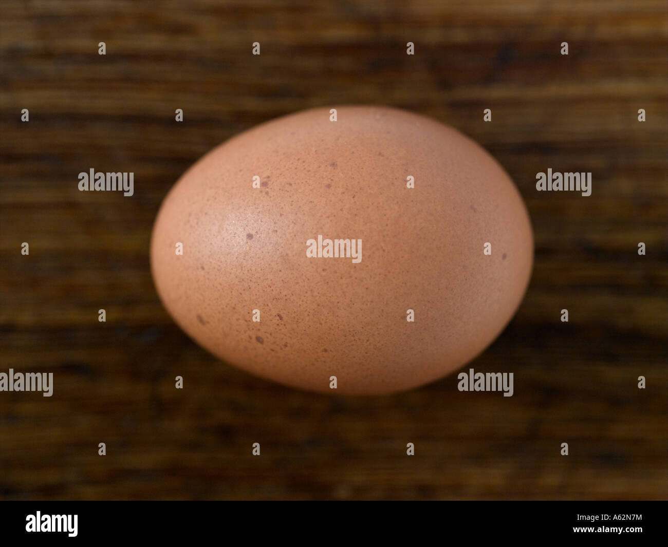 Uovo su tagliere di legno shot con professionisti di medio formato digital Foto Stock