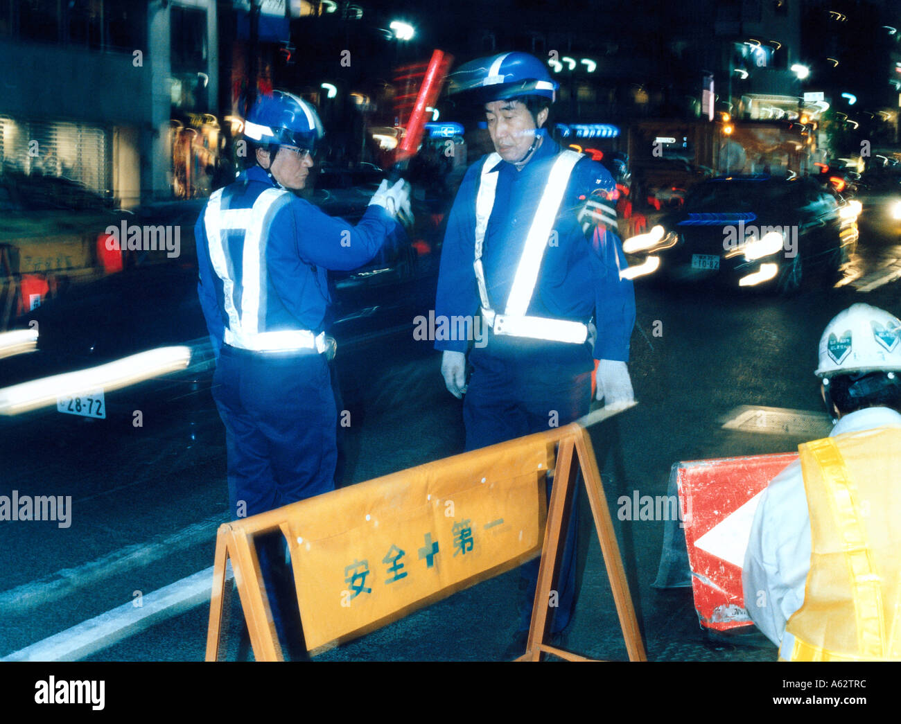 Poliziotti in costruzione sul sito road, Shinjuku, Tokyo, Giappone Foto Stock