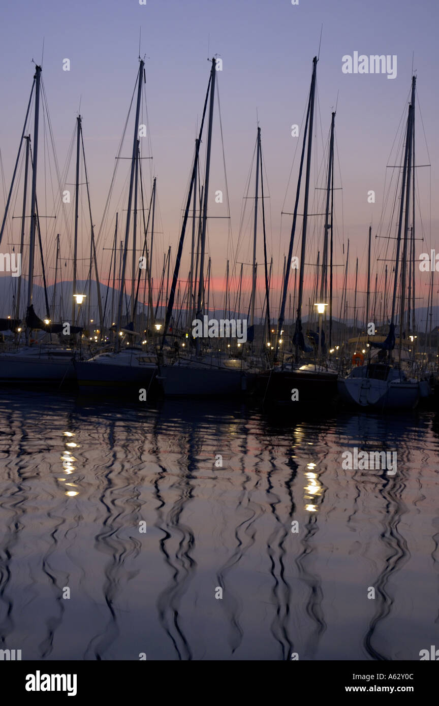Sunrise su barche a vela a montanti a piacere Port, Marseille, Francia Foto Stock