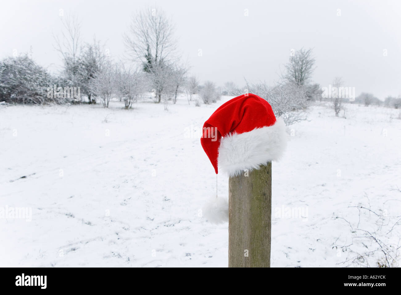 Santa's hat lasciato su un post nella neve Foto Stock