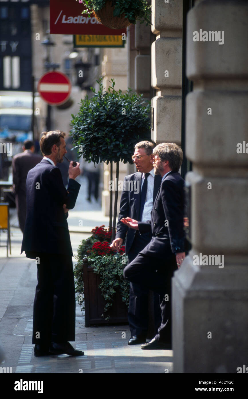 Tre uomini di affari stalking al city centre London Inghilterra England Foto Stock
