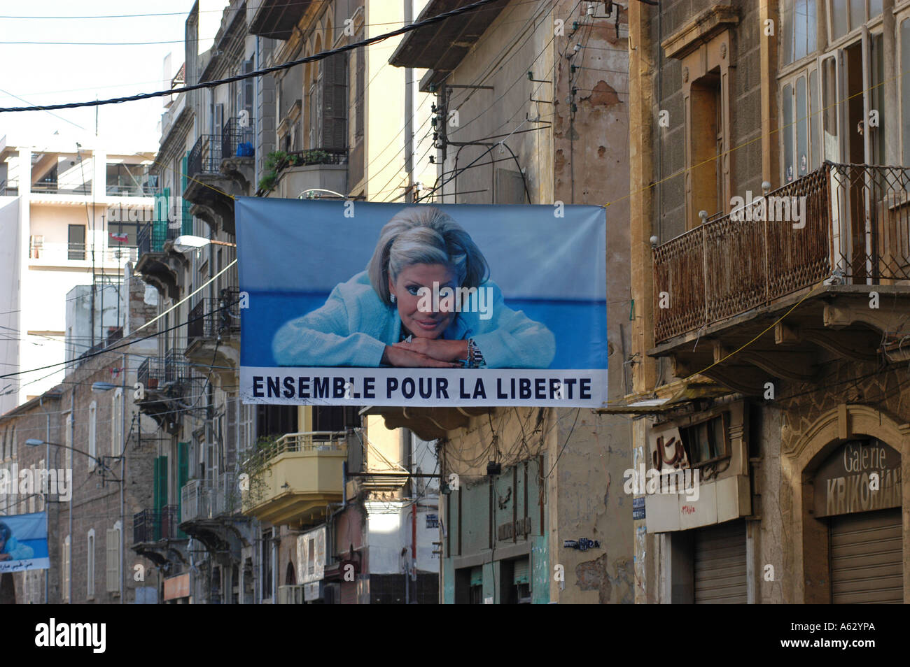 Beirut downtown area Gemayze con poster di maggio Chidiac il famoso giornalista che era stato vittima di un attentato terroristico Foto Stock