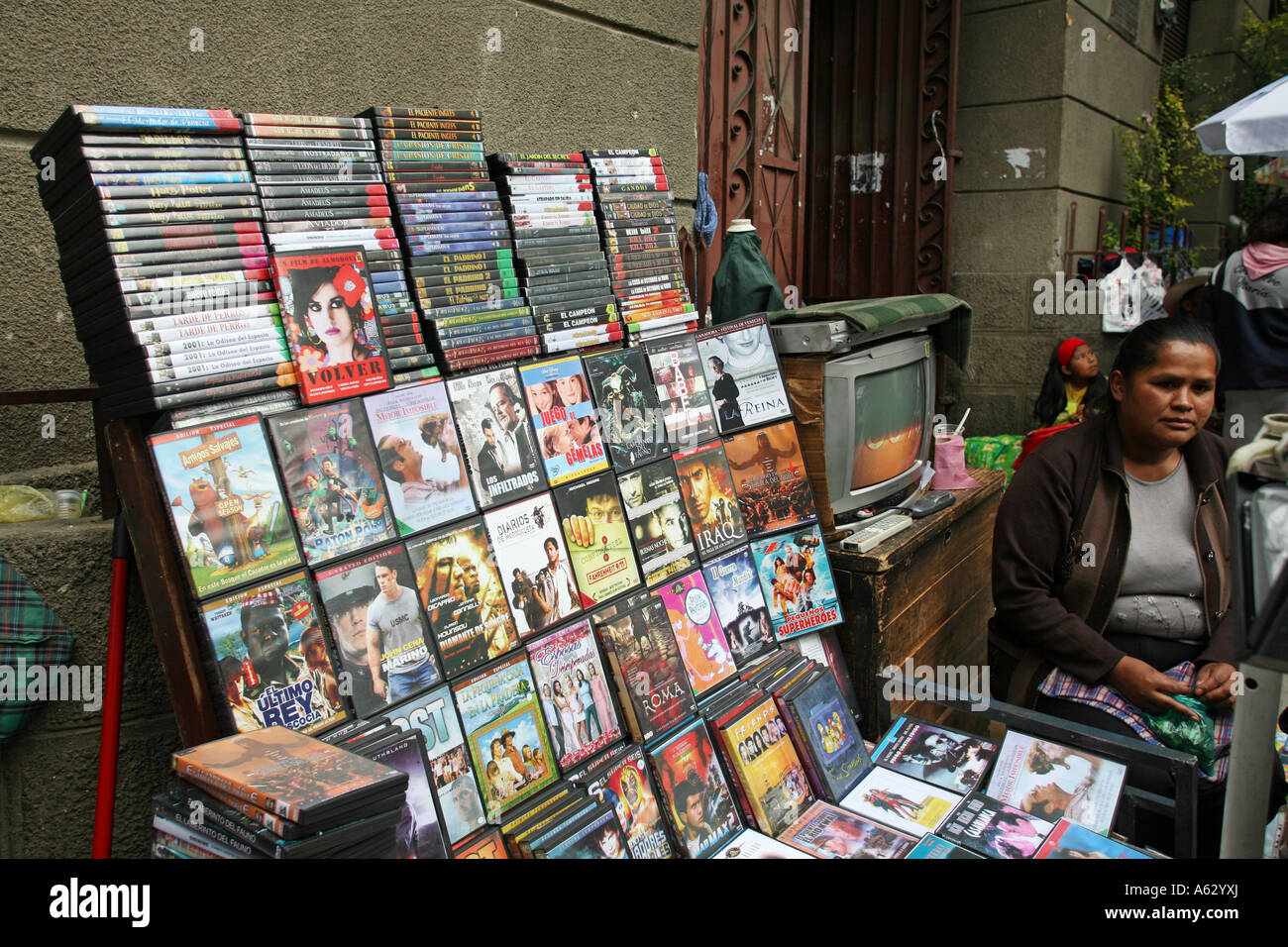 Pirate dvd per la vendita, street market, La Paz, Bolivia, Sud America Foto Stock