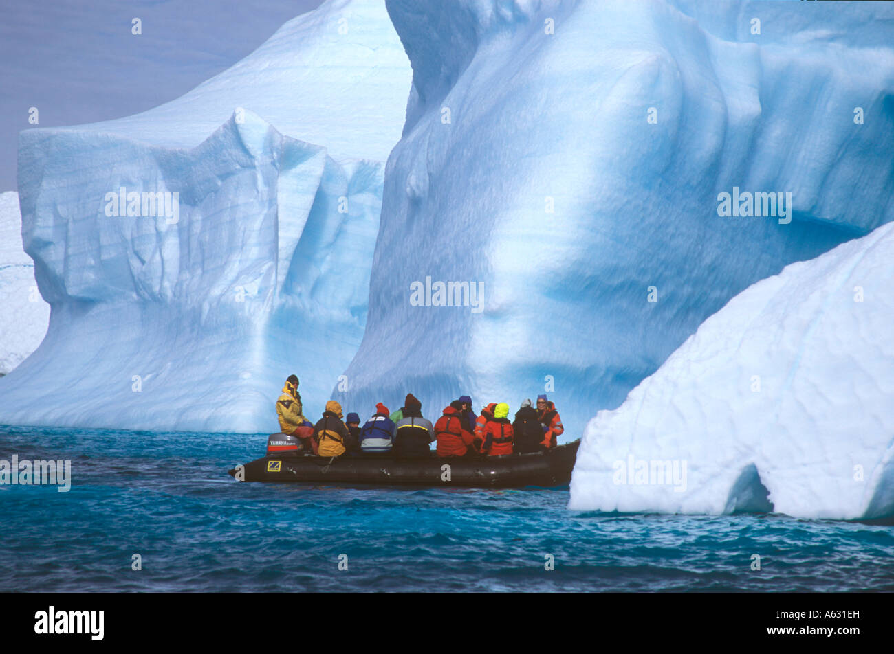 Zodiac in Pleneau Bay, Antartide Foto Stock