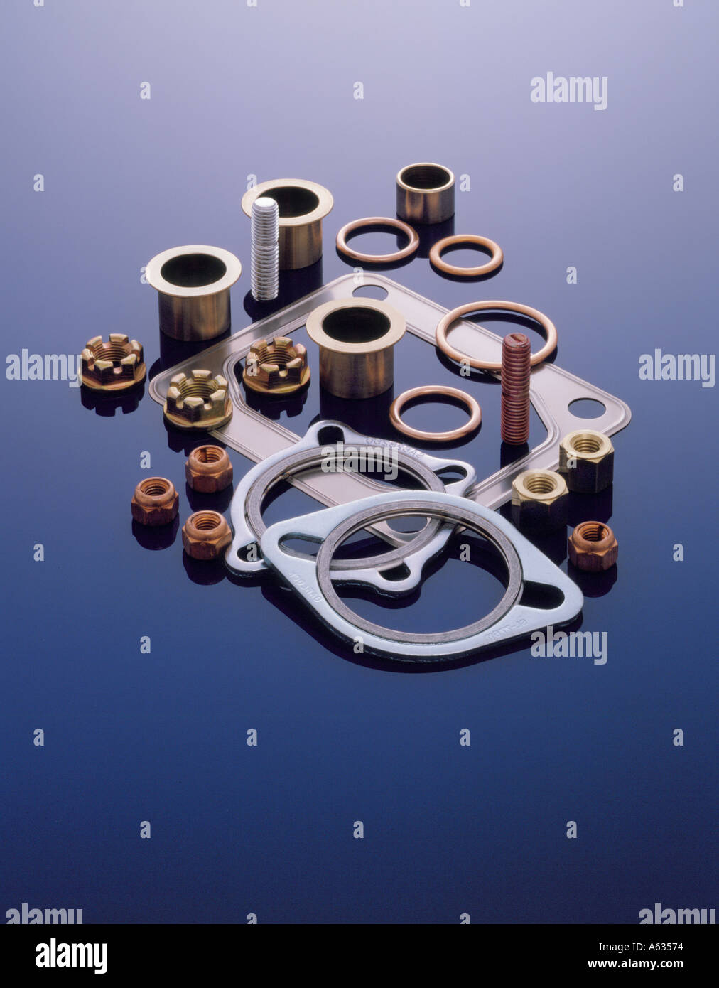 Metallo parti di macchina, le boccole e la o le parti di ricambio per macchine di fabbricazione e di assemblaggio su blu sfondo riflettente Foto Stock