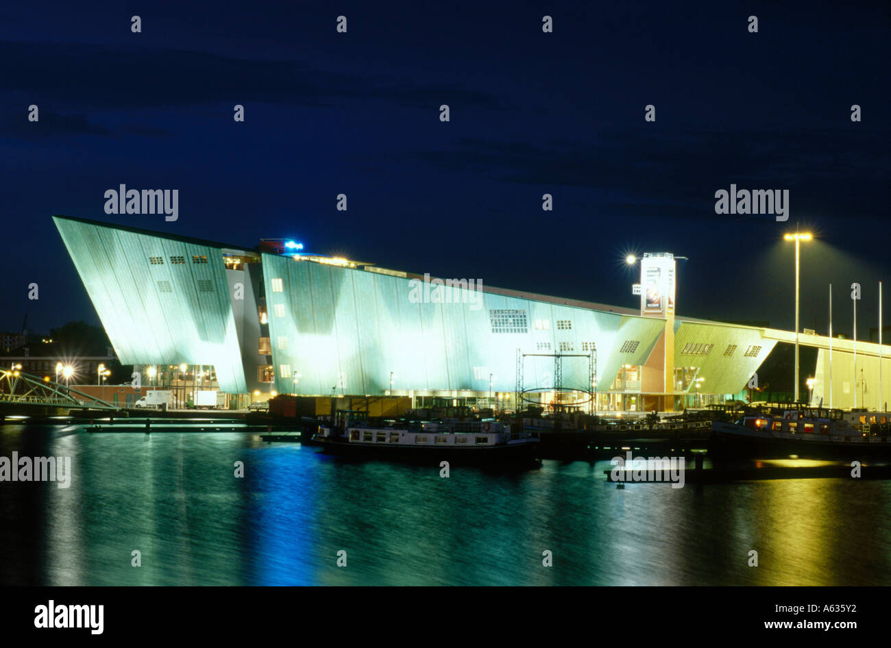 Museo della scienza illuminata di notte, Nemo, Amsterdam, Paesi Bassi Foto Stock