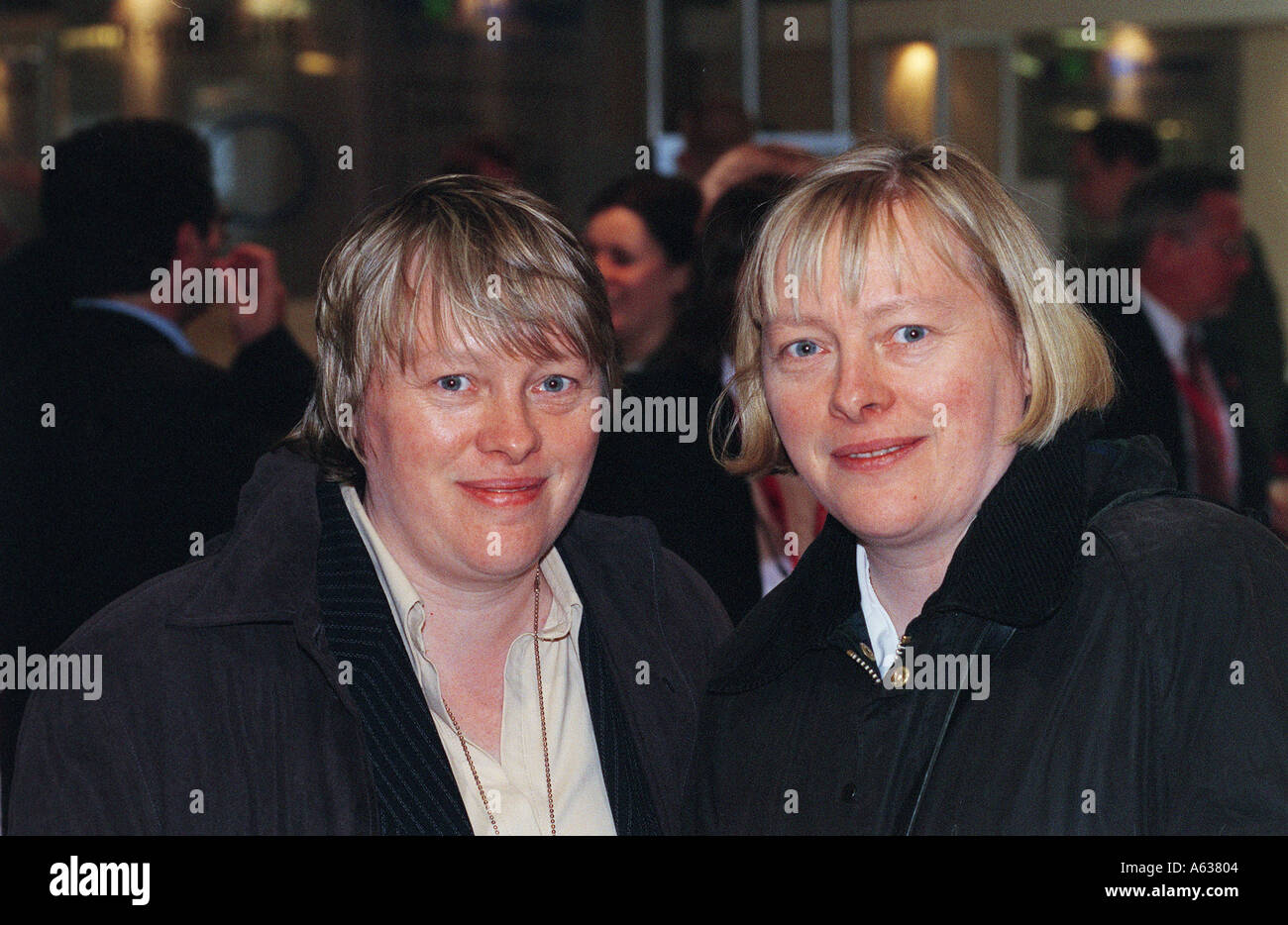 Maria Eagle MP manodopera per Liverpool Garston sinistra visto con la sua sorella gemella destra Angela Eagle MP manodopera per Wallasey Foto Stock