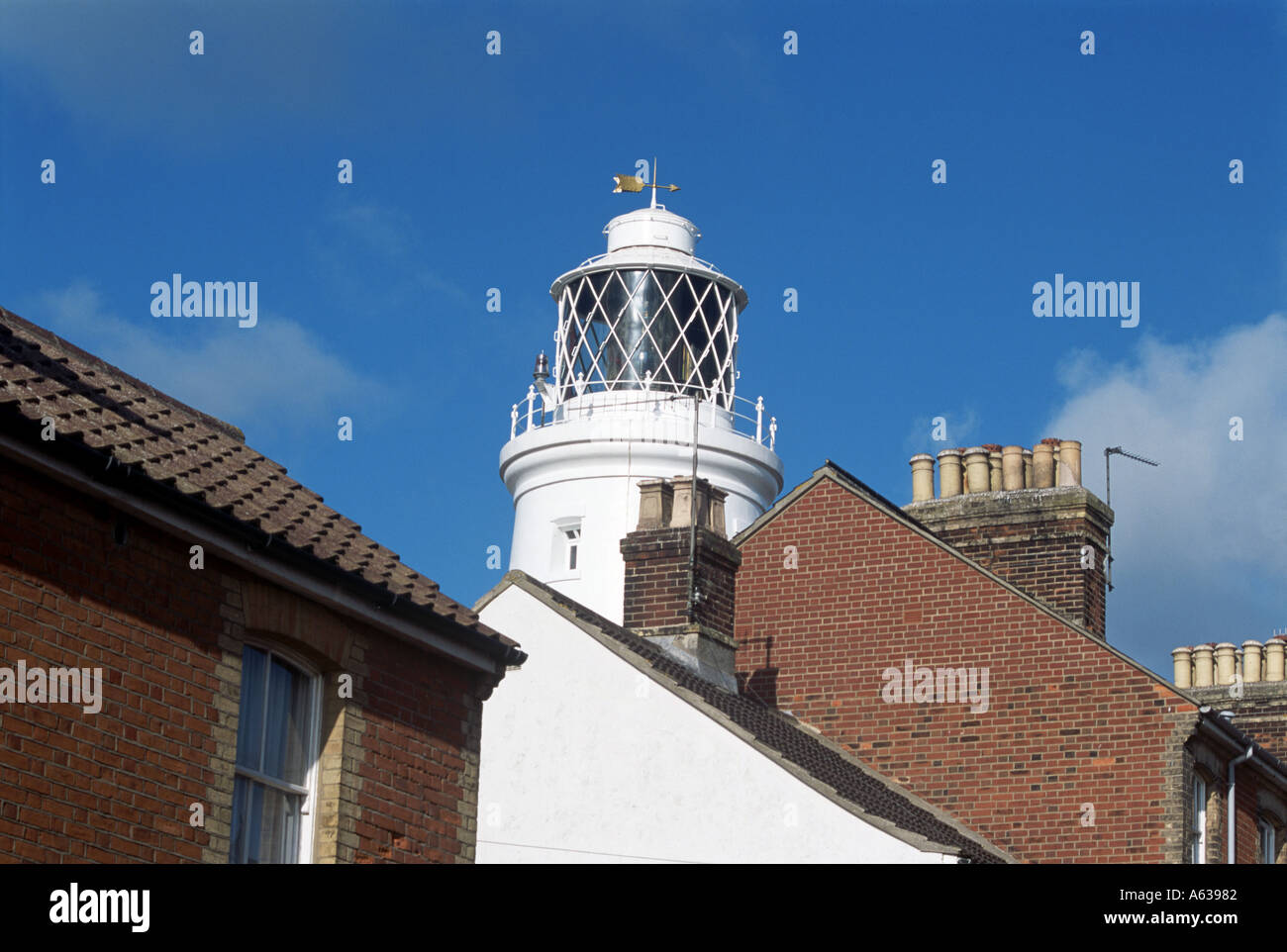 Custode di viaggio patrimonio Suffolk Coast Southwold il dipinto di bianco di casa di luce vista sopra i tetti Foto Stock
