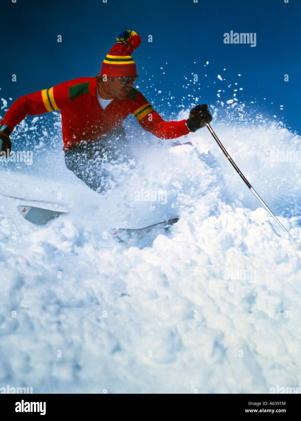 Esperto sciatore genera nuvole di neve come egli si ritaglia un giro su un ripido crinale a Mount Bachelor Ski Area vicino a piegare in Oregon Foto Stock