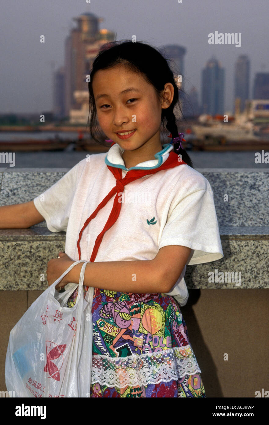 1, una ragazza cinese, bambina, ragazza, bambino, contatto visivo, vista frontale, ritratto, il Bund, Waitan, Shanghai, Comune di Shanghai, Cina Foto Stock