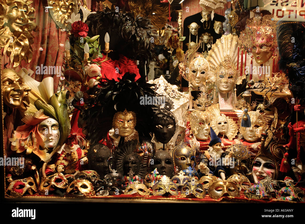 Maschere di Carnevale per la vendita in un negozio finestra a Venezia Italia Foto Stock