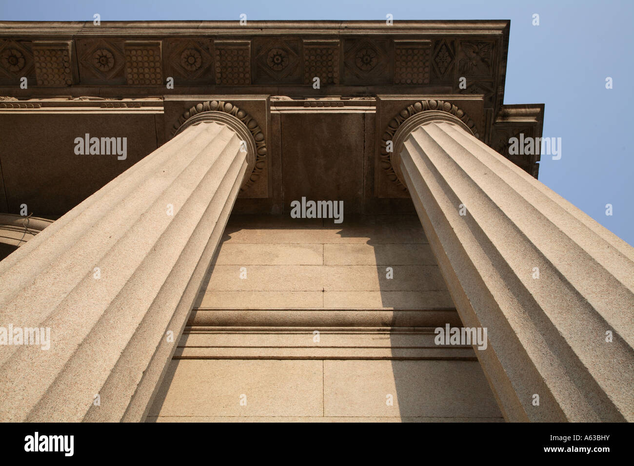 Serie di colonne di un edificio Foto Stock