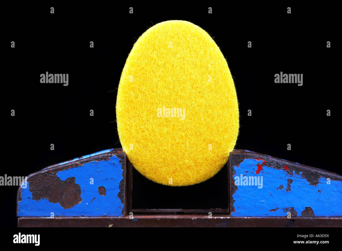 Uovo fatta di feltro in una morsa Foto Stock