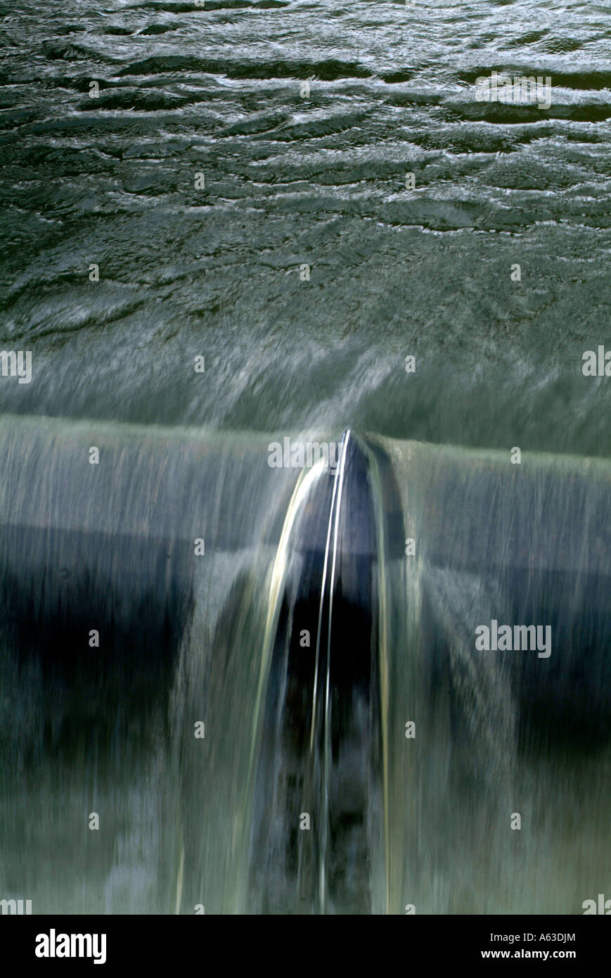 Cascata di acqua sulla saracinesca Foto Stock