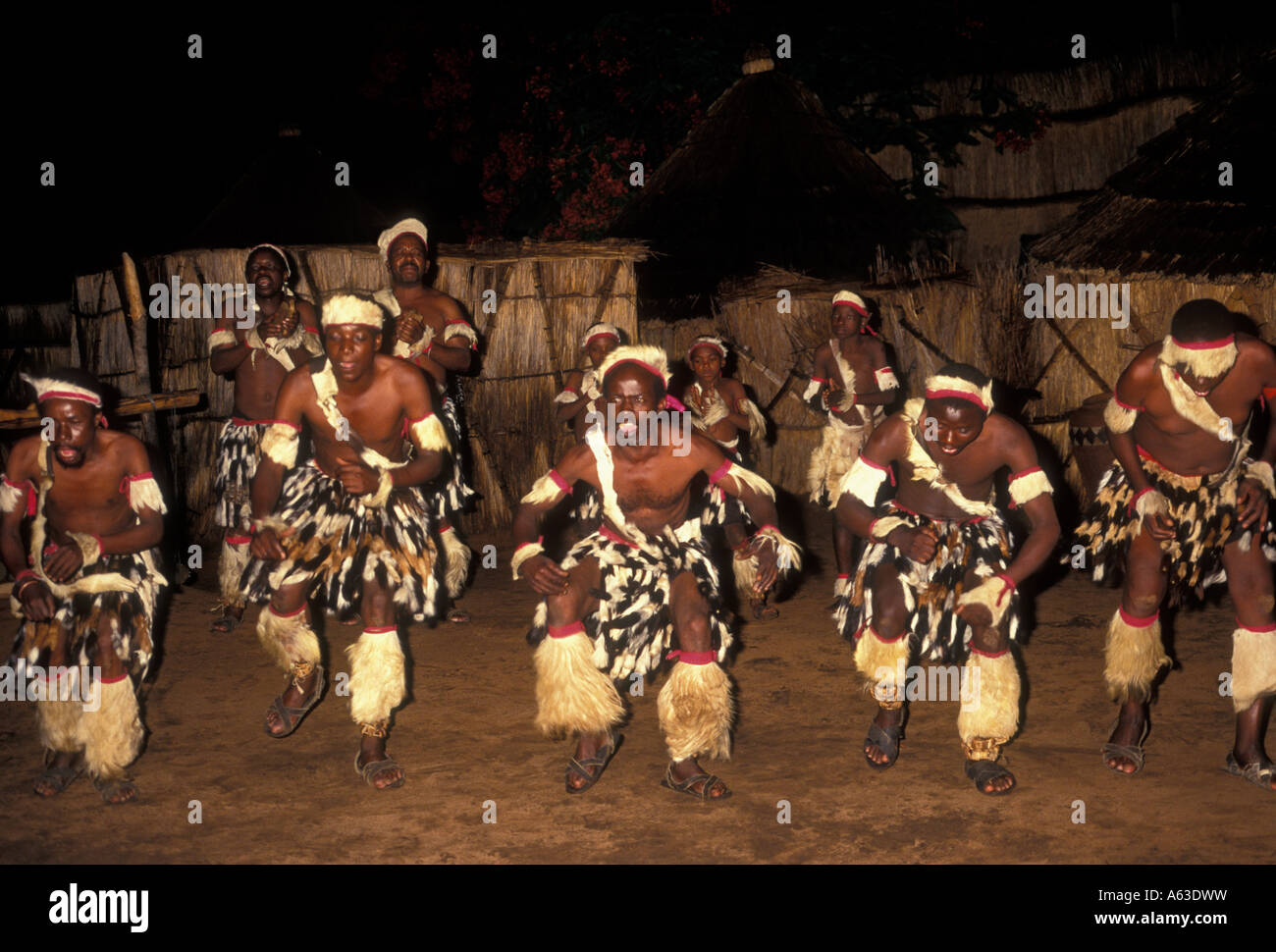 Gli uomini dello Zimbabwe, danza, ballerino, ballerini, balli tribali, danza danza africana, Victoria Falls Hotel, Matabeleland North Provincia, Zimbabwe Africa Foto Stock